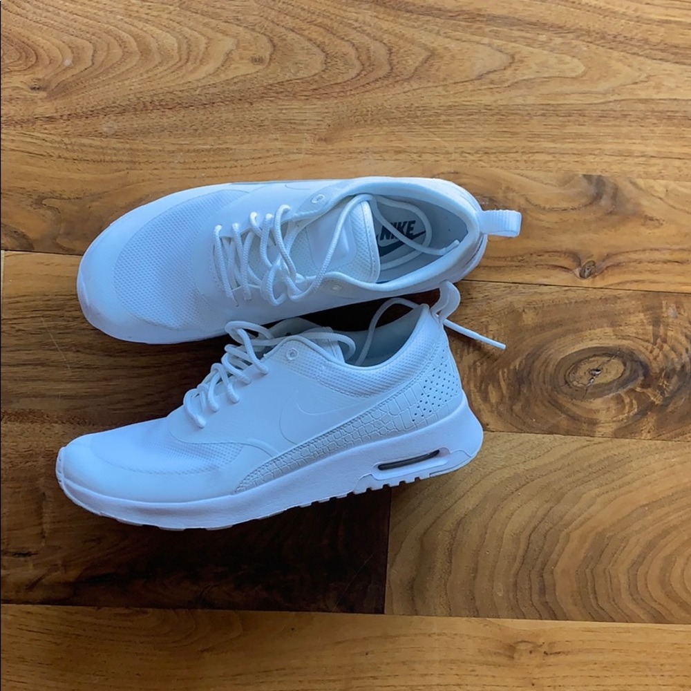 Women’s Nike shoes size 7.5 white